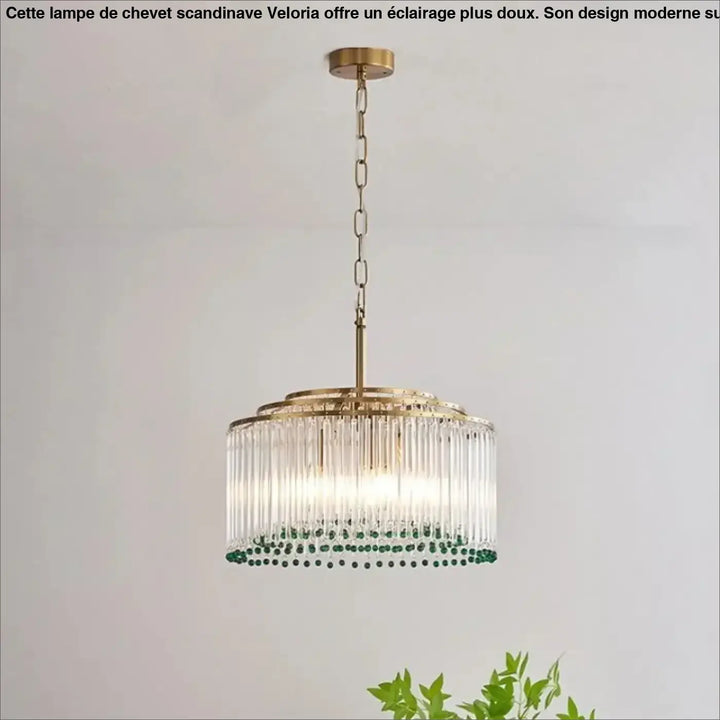 Suspension luminaire stalac avec cadre en métal finition laiton, chaîne de suspension, tiges de verre clair et perles vertes