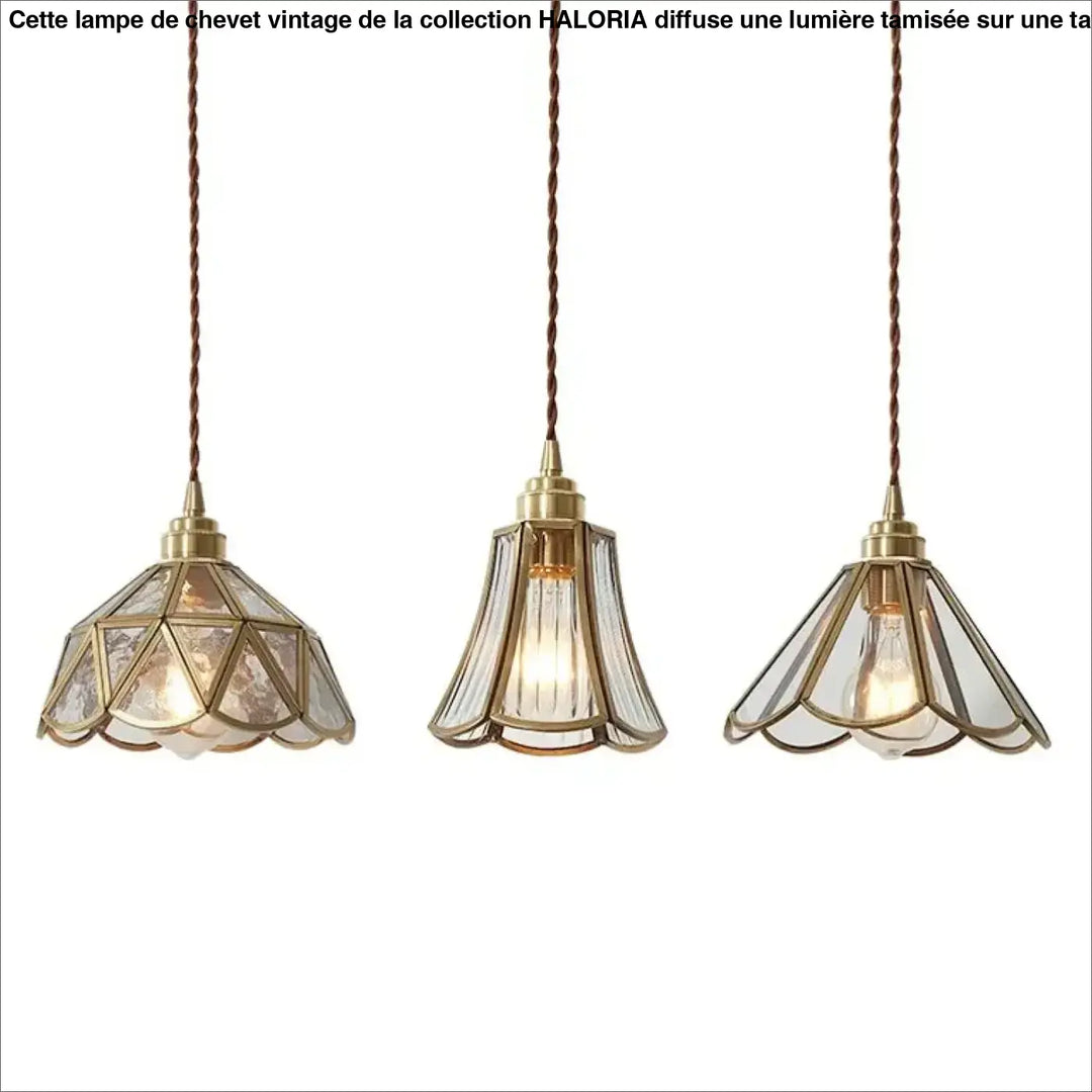 Suspension luminaire aureL avec trois luminaires en métal doré et verre cannelé géométrique clair suspendus par cordons torsadés