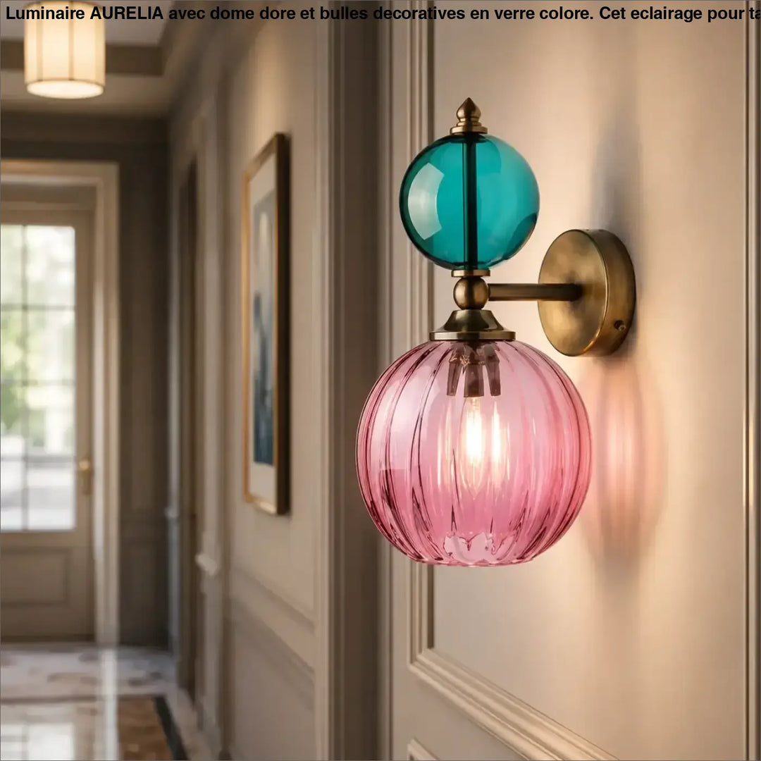 Applique murale gloya en verre teinté rose avec détails laiton antique et accent sphérique bleu-vert
