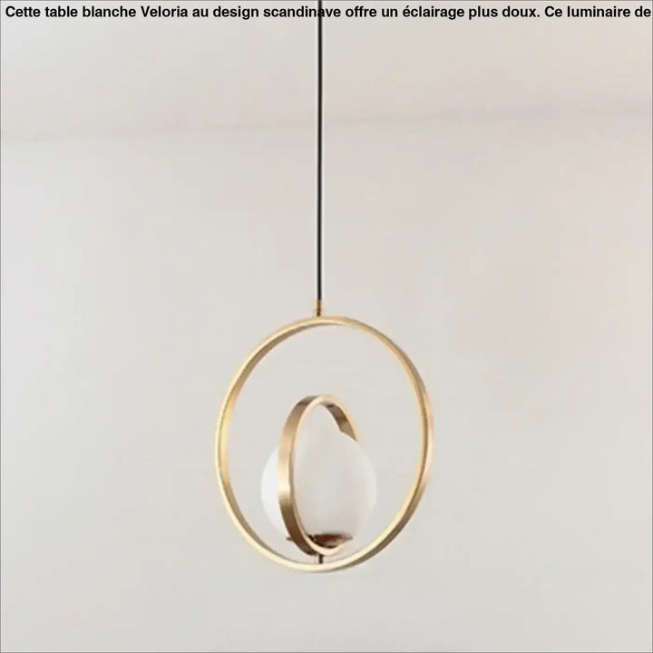 Suspension luminaire élégante luménia avec cadre métallique doré et globe en verre dépoli minimaliste