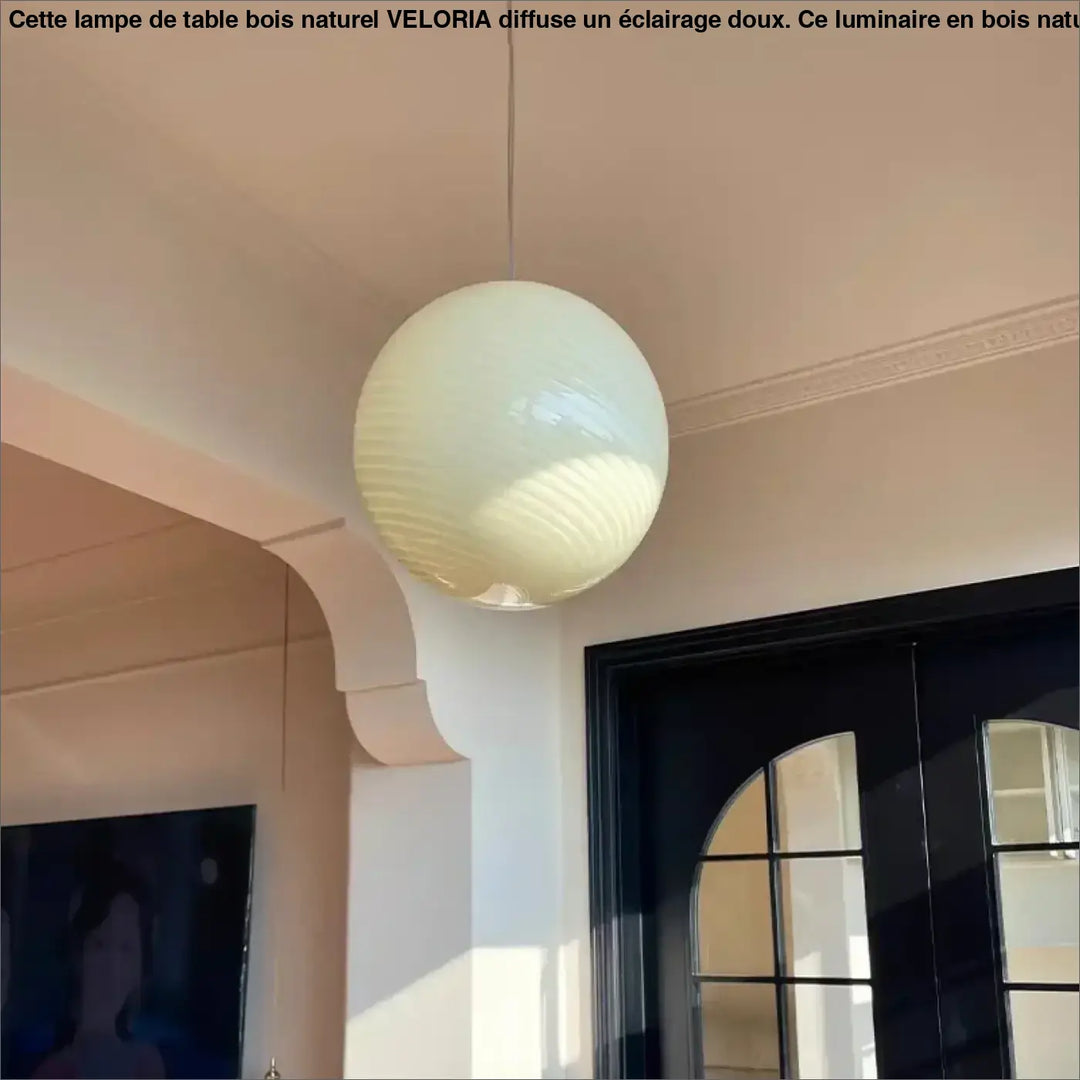 Suspension luminaire contemporaine lolly creme sphérique en verre strié suspendue par un cordon fin