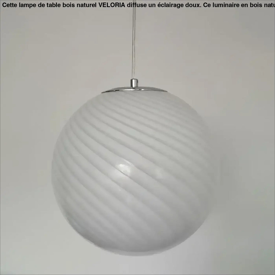 Suspension luminaire lolly en verre dépoli blanc avec nervures diagonales élégantes et suspension chrome poli