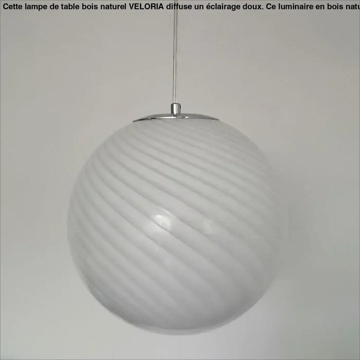 Suspension luminaire lolly en verre dépoli blanc avec nervures diagonales élégantes et suspension chrome poli
