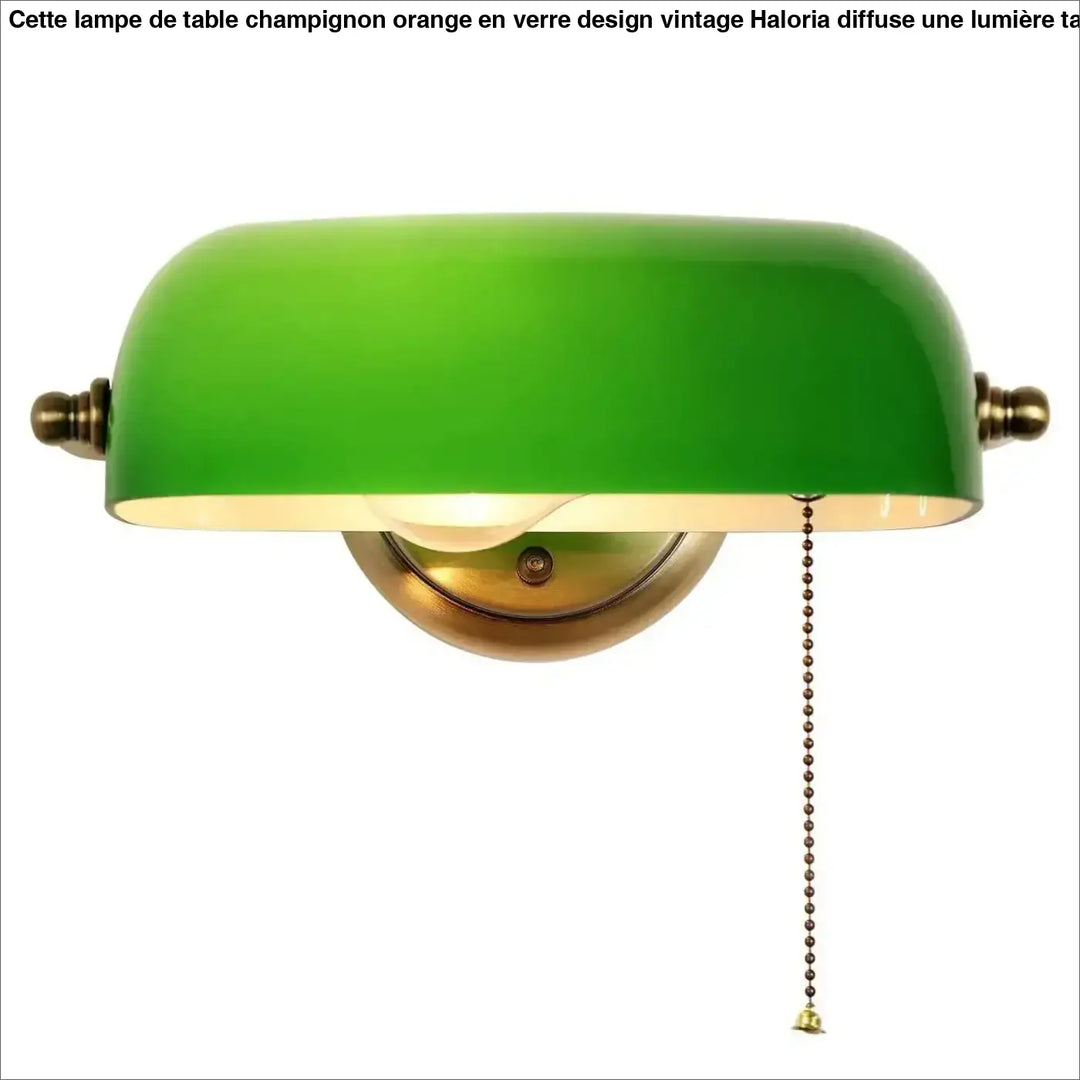 Applique murale design en verre vert vif avec accents en laiton et interrupteur à chaîne pour un éclairage élégant murale design