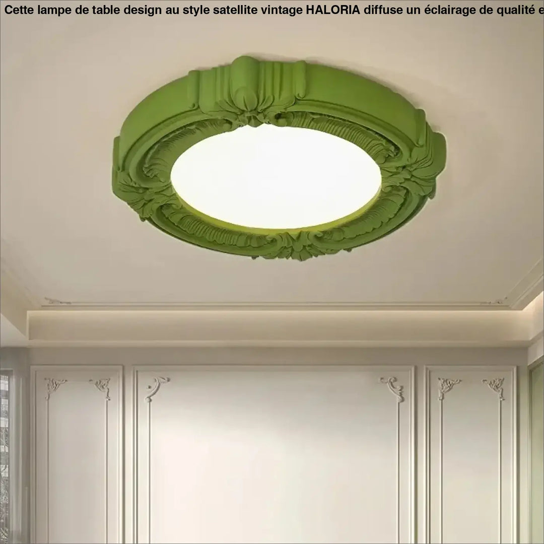Luminaire plafonnier artistique rosalia vert avec moulures florales et ruban autour d un centre illuminé circulaire