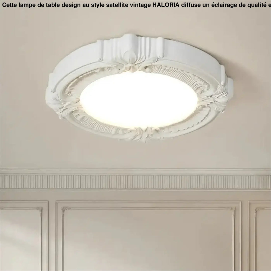 Luminaire plafonnier rosalia blanc orné de détails floraux et arabesques autour d un centre lumineux doux