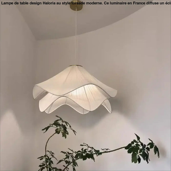 Suspension luminaire troka en tissu blanc délicat avec design pétale superposé et fixation plafond dorée