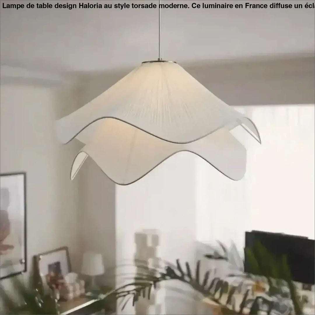 Suspension luminaire troka blanc en forme de pétale avec abat-jour en tissu doux et finitions métalliques subtiles