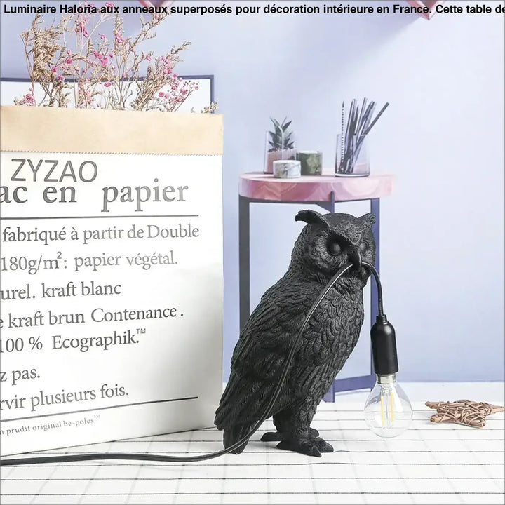 Lampe de table owly noire en forme de hibou avec fini mat texturé et ampoule en verre clair pour décoration intérieure artistique au caractère affirmé