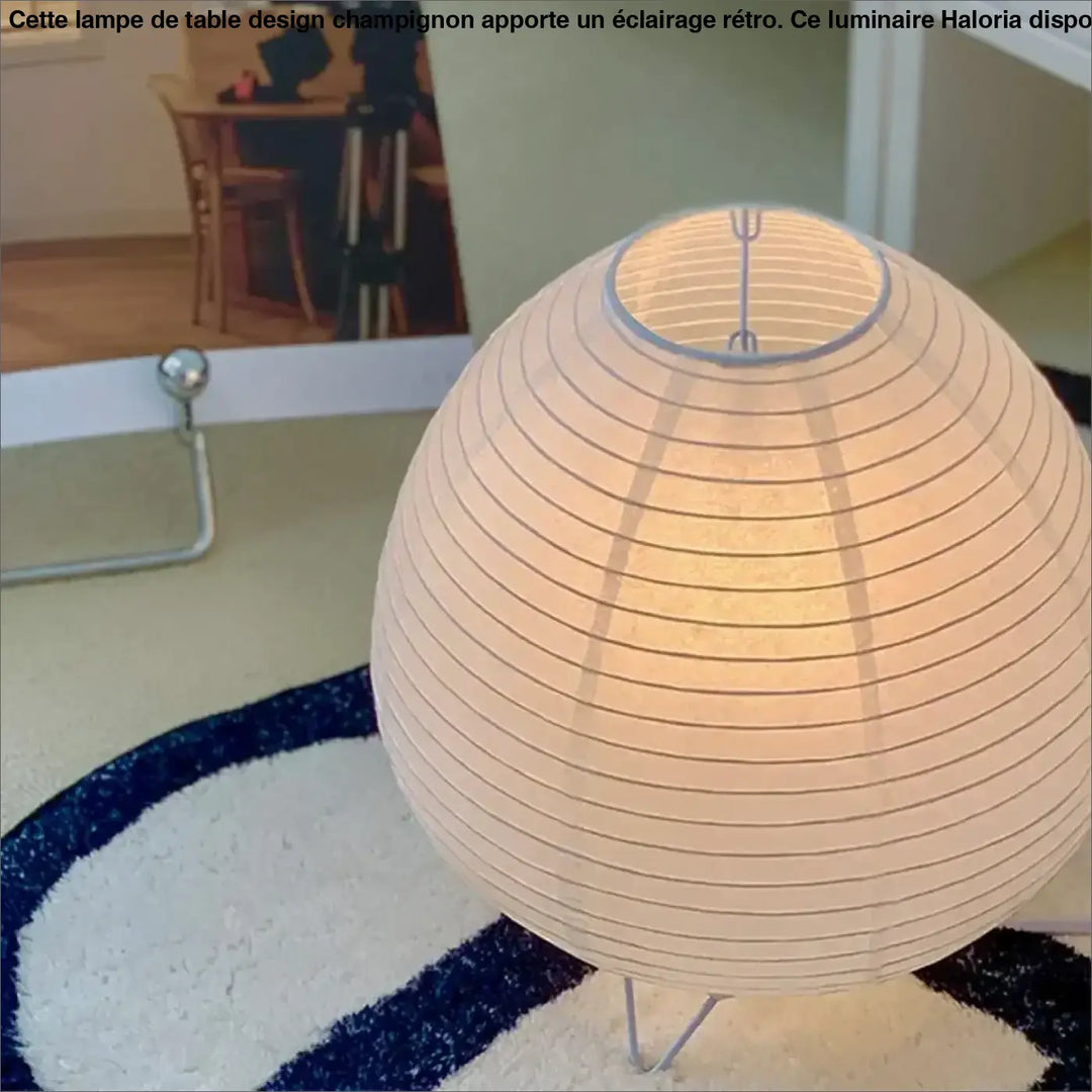 Lampe de table cathia en papier beige à surface striée pour décoration intérieure sur table blanche comme objet décoratif