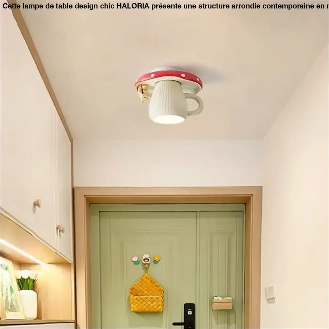 Plafonnier original en forme de tasse fantaisie en céramique blanche avec bord rouge à pois et accents dorés