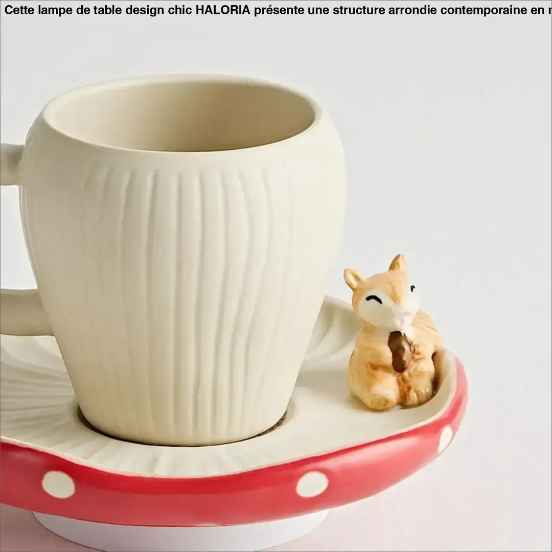 Tasse fantaisie en céramique crème à texture nervurée avec soucoupe champignon rouge à pois blancs et statuette écureuil pour plafonnier original
