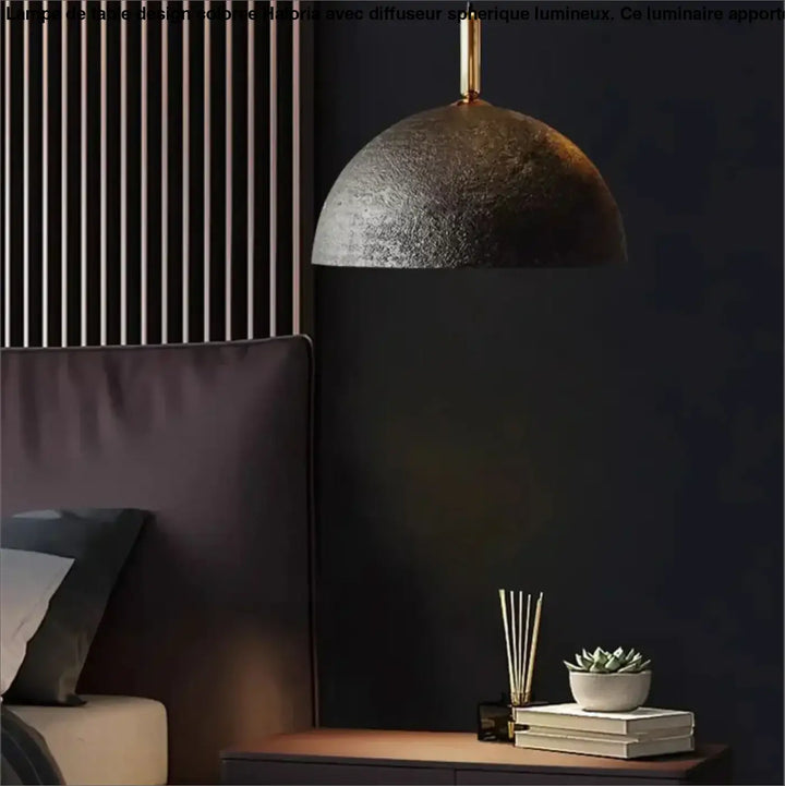 Suspension luminaire kupel demi dôme en finition texturée gris foncé avec tige de suspension finition laiton