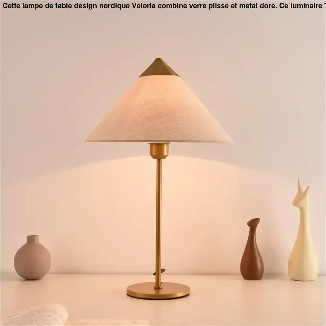 Lampe de table rine en laiton avec abat-jour conique en tissu beige pour une table moderne et une ambiance chic