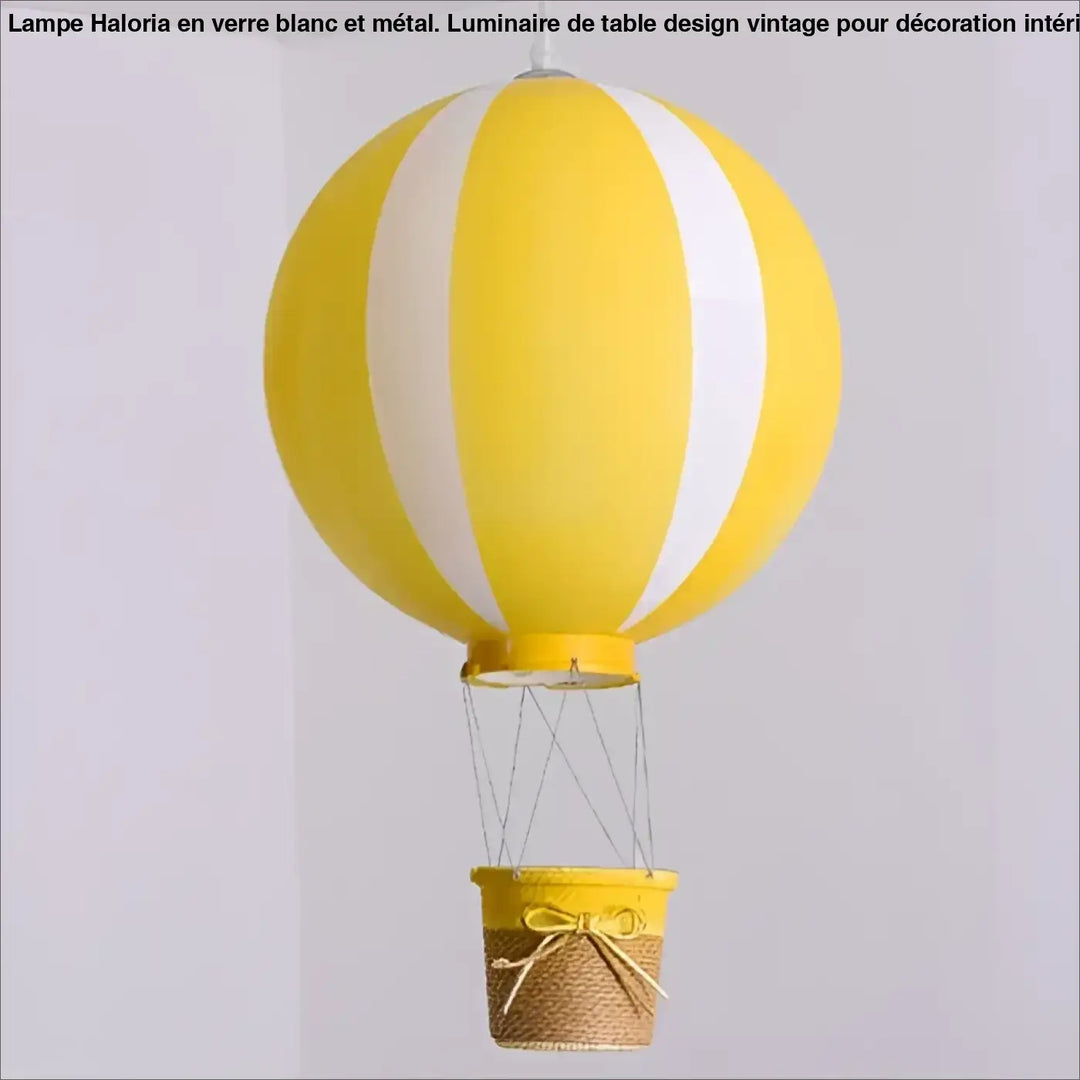 Suspension luminaire lobba en forme de montgolfière avec rayures jaunes et blanches et base panier en osier