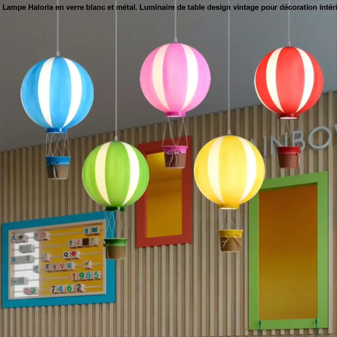 Suspensions en forme de montgolfière avec un motif rayé coloré en bleu, rose, rouge, vert et jaune.