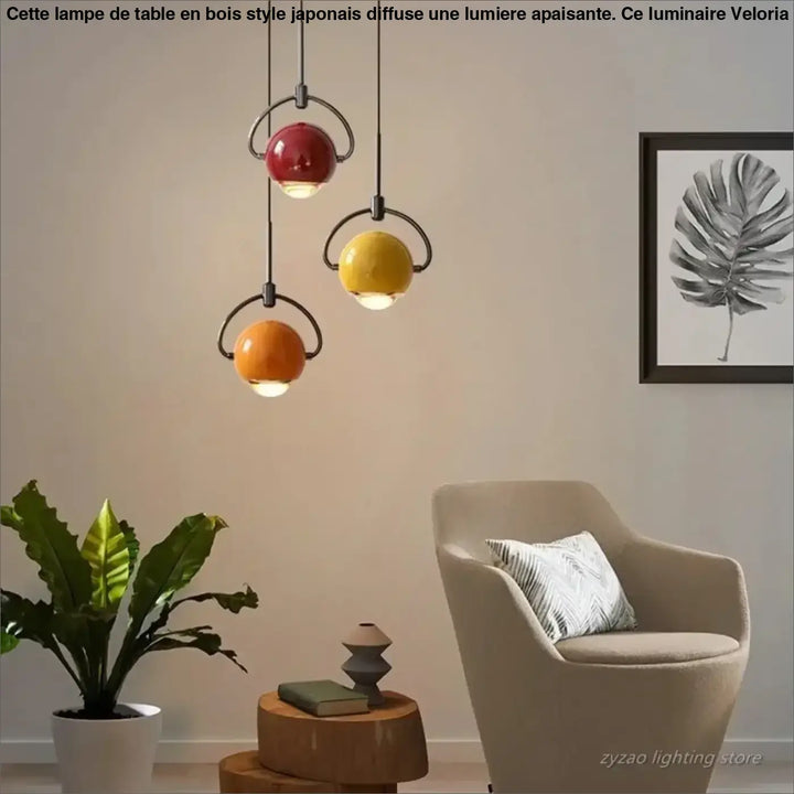 Suspension luminaire orion avec boules en céramique rouge jaune orange et anneaux métalliques noirs suspendus