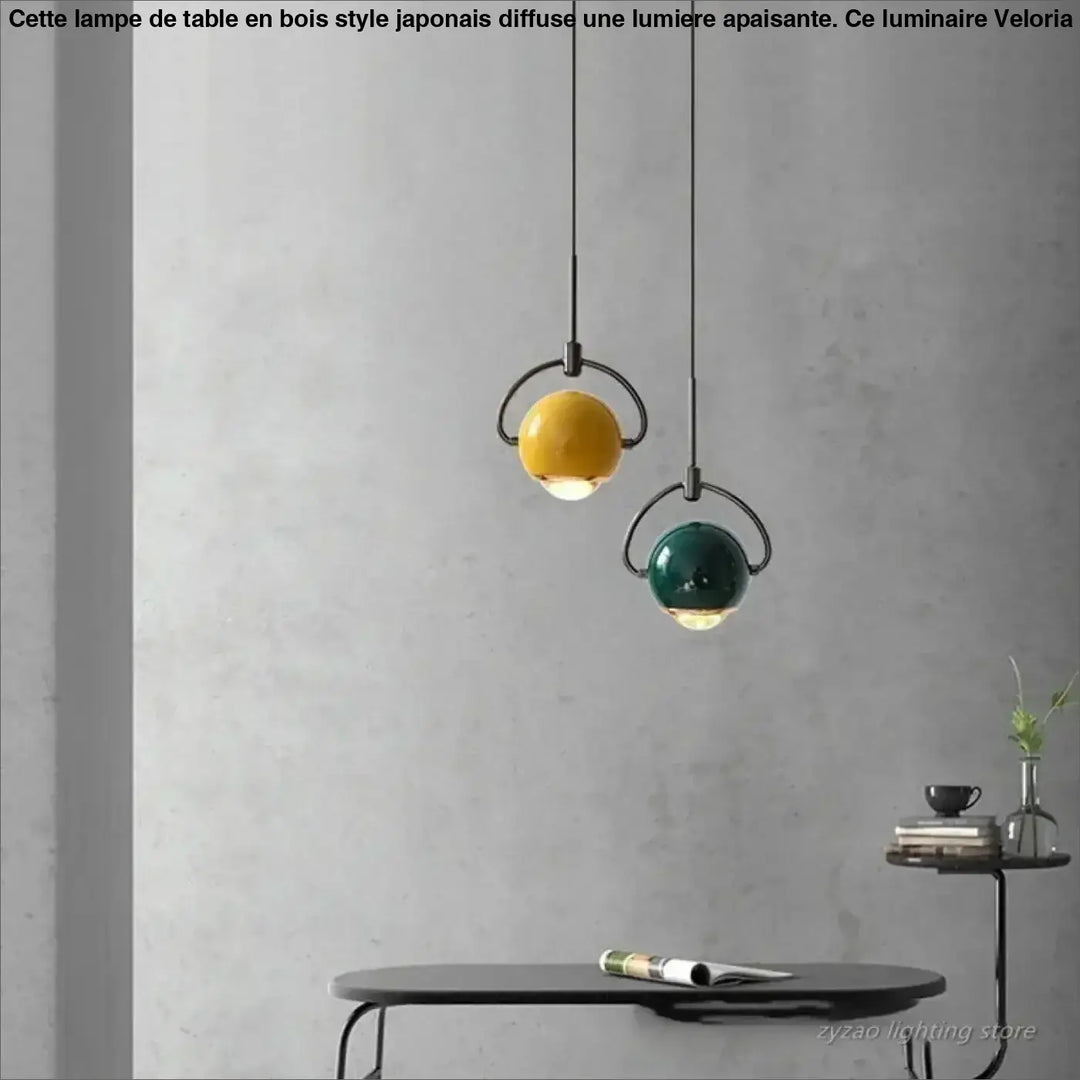 Suspension luminaire orion avec boules en verre sphériques jaune et bleu suspendues sur cadre métallique noir