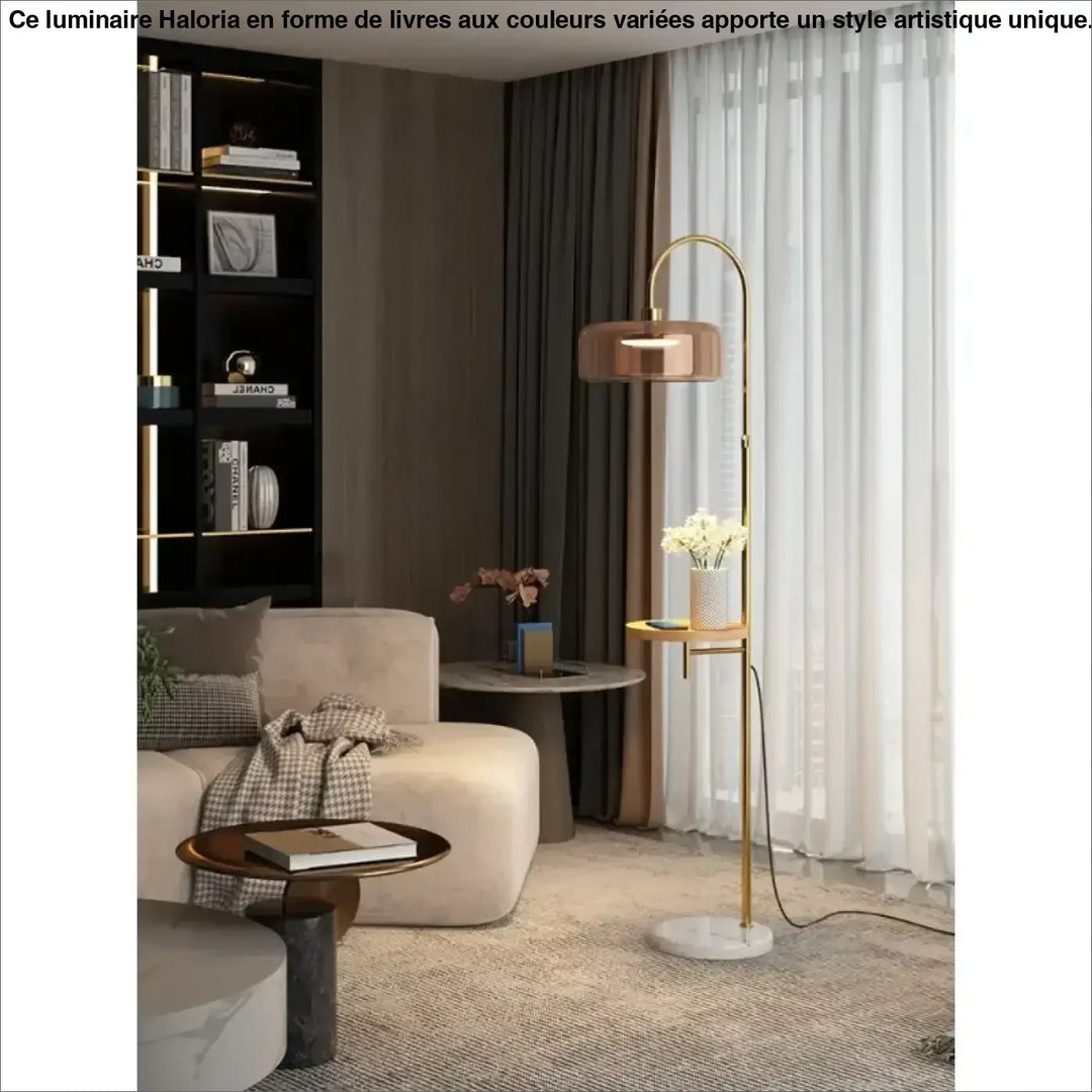 Lampadaire tabora finition moderne doré avec base en marbre, arc courbé, verre ambre et étagère latérale élégante