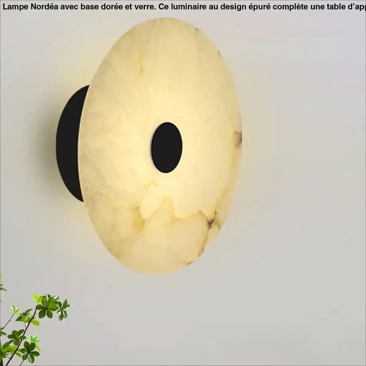 Applique murale moonya en marbre beige avec support noir mat et découpe centrale noire moderne