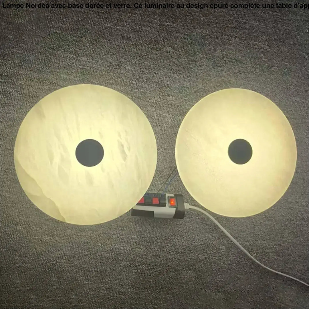 Applique murale moonya avec deux lampes rondes marbre beige à support noir pour un intérieur murale moderne