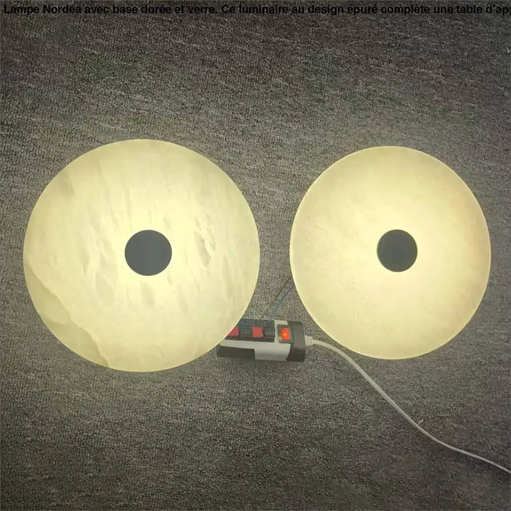 Applique murale moonya avec deux lampes rondes marbre beige à support noir pour un intérieur murale moderne