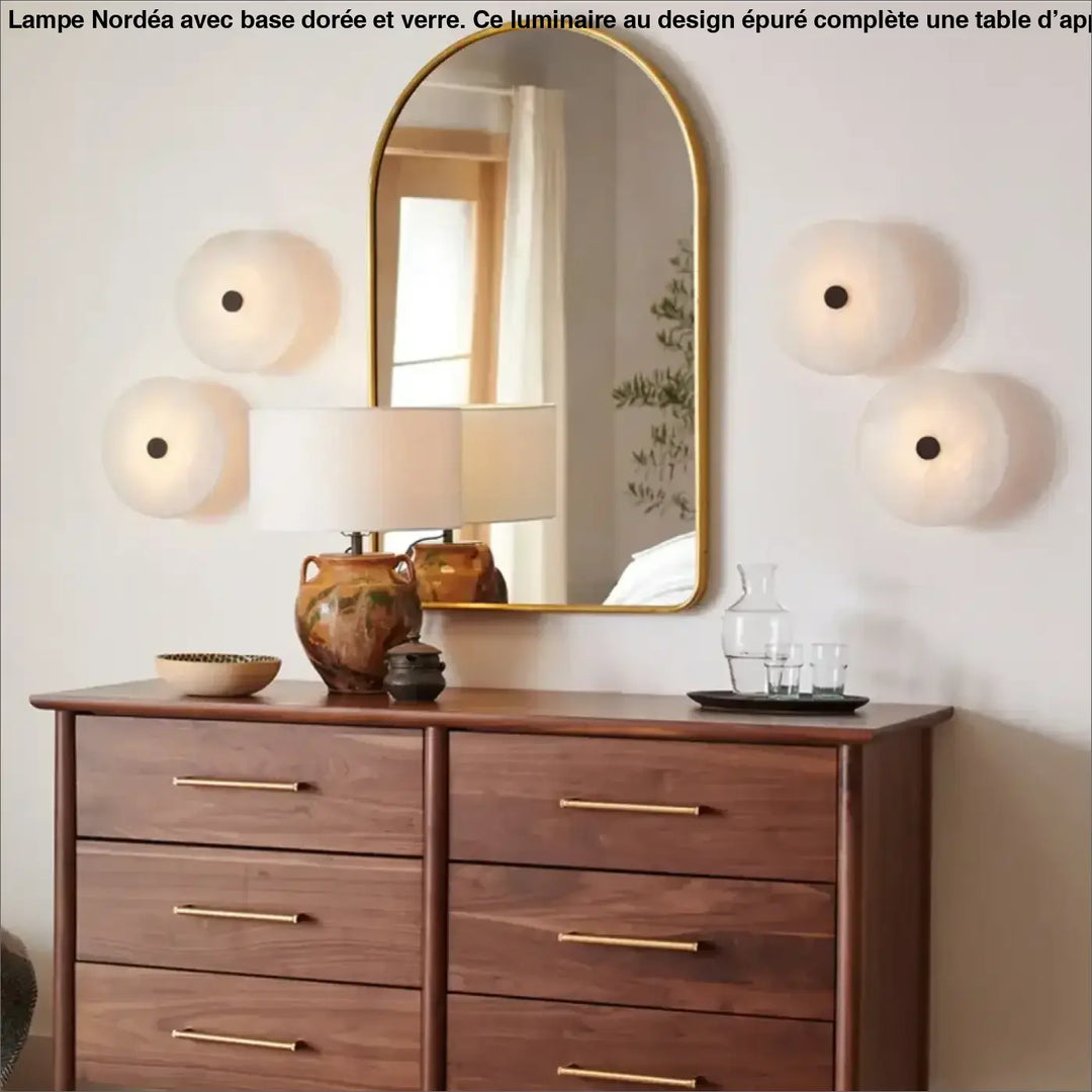 Applique murale moonya miroir arche dore avec support noir et details en marbre beige pour decor murale moderne