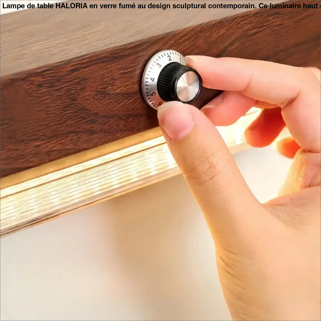 Applique murale élégante alana avec cadran combiné noir et argenté sur surface en bois