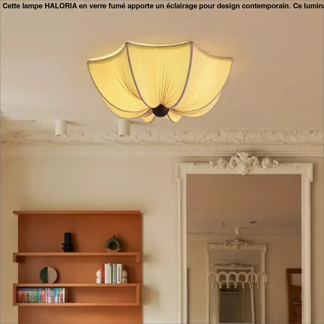 Luminaire plafonnier lianha avec abat-jour plissé en tissu crème jaune chaud et fixation centrale noire design plafonnier
