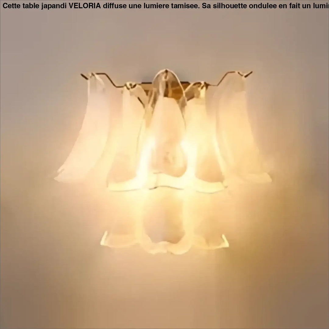 Applique murale opaline en verre chaud avec abat-jours translucides en forme de pétales et cadre en métal finition laiton