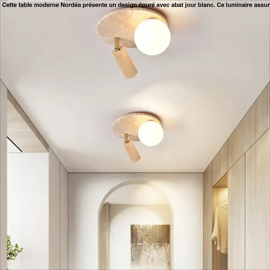 Luminaire plafonnier medier avec base circulaire texturée pierre, accents bois chauds, design opalin minimaliste