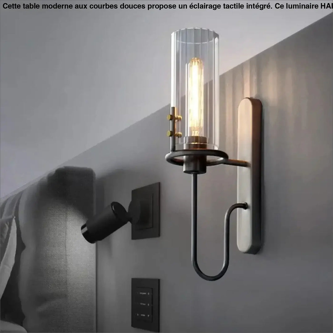 Applique murale industrielle loftia avec ampoule edison visible, abat-jour en verre transparent et support en métal noir mat