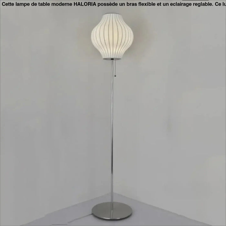 Lampadaire monna avec abat-jour en tissu blanc côtelé et tige en chrome poli pour décoration intérieure style nordique