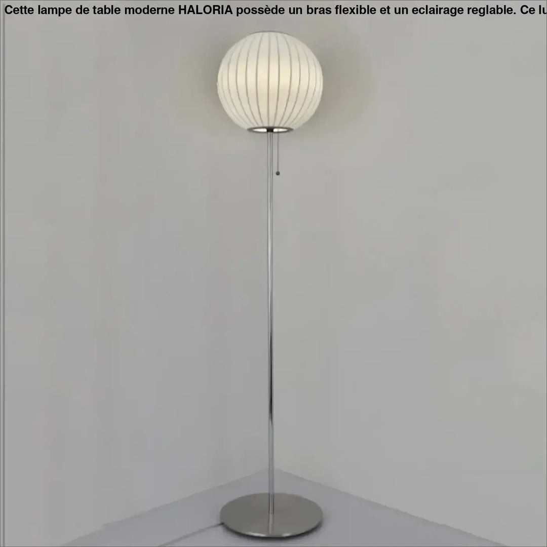 Lampadaire monna avec globe lumineux blanc nervuré et pied chrome pour une décoration intérieure style nordique