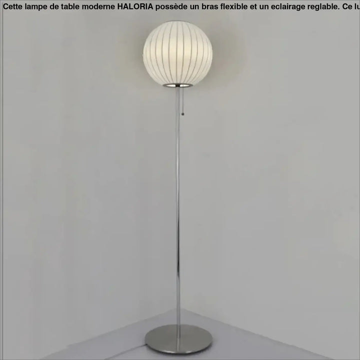 Lampadaire monna avec globe lumineux blanc nervuré et pied chrome pour une décoration intérieure style nordique