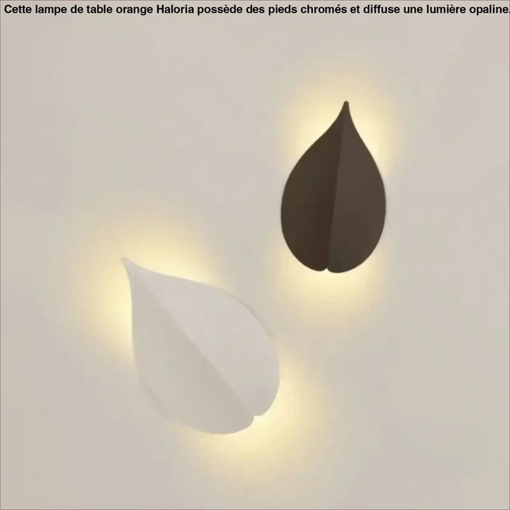 Deux applique murale halys en forme de feuille minimaliste blanche et marron foncé diffusant une lumière chaude