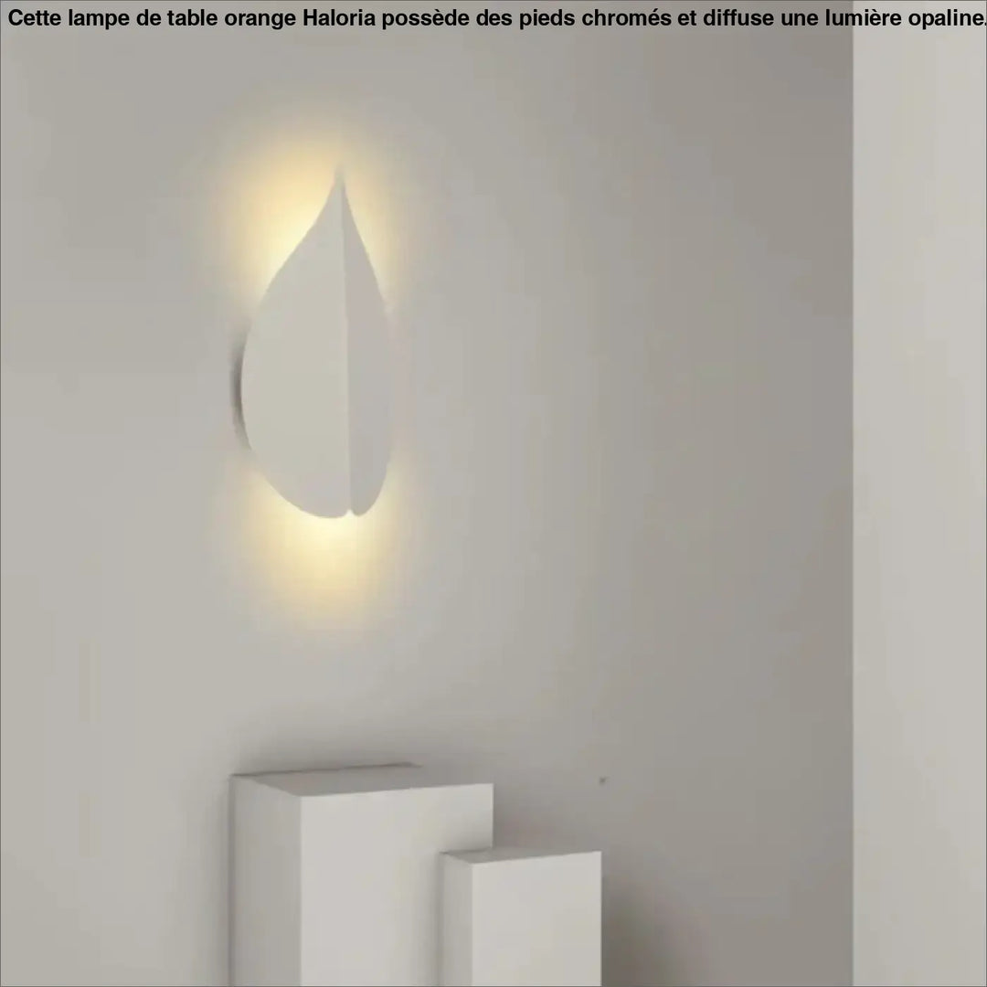Applique murale halys blanche minimaliste en forme de goutte avec éclairage ambiant doux pour intérieur contemporain