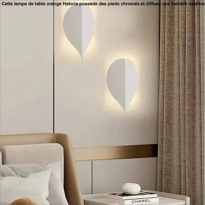 Deux appliques murales halys blanches minimalistes en forme de feuille diffusant une lumière chaude douce