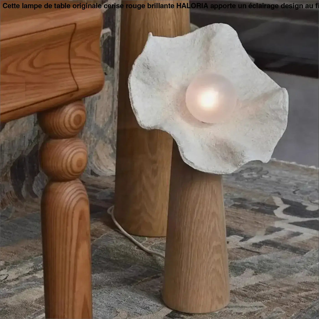 Lampadaire loris en céramique blanche texturée avec un globe lumineux satiné dans son abat-jour en forme de pétale