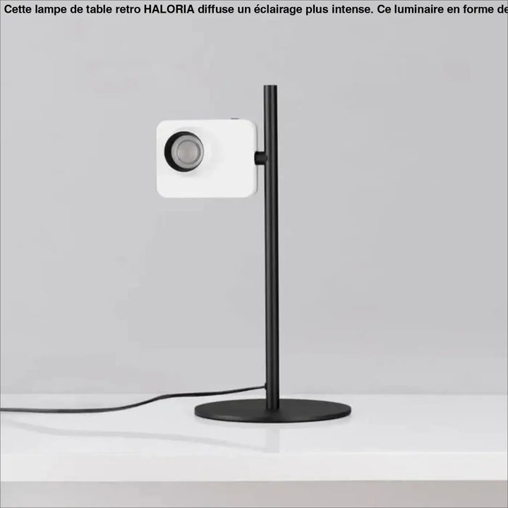 Lampe de table eclia avec éclairage directionnel blanc et tige élancée sur un stand noir design pour table