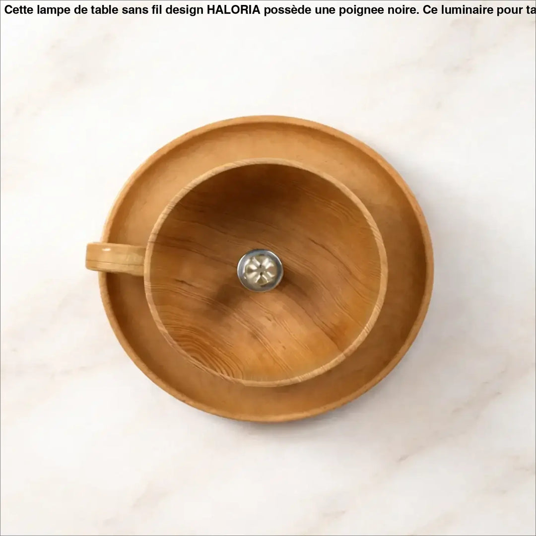 Luminaire plafonnier minimaliste en bois clair avec centre et poignée métalliques modèle Cuppy