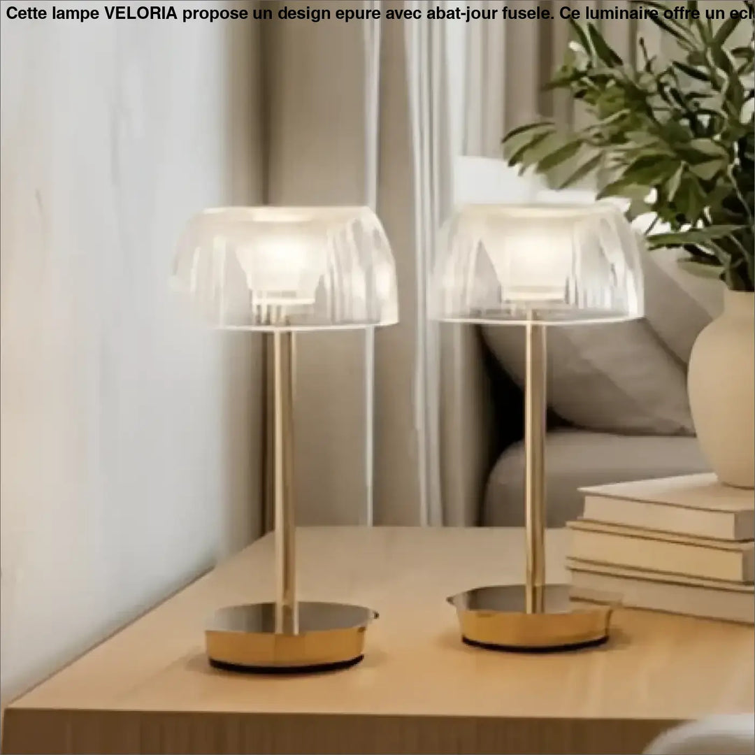 Lampe de table eclatia avec finition dorée élégante et abat-jours en verre facetté clair pour un design de table raffiné
