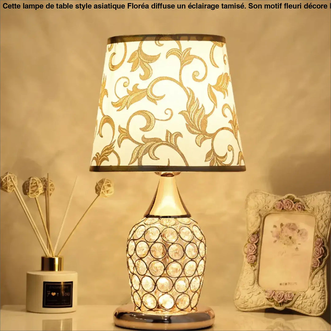 Lampe de chevet charlie avec abat-jour blanc orné de motifs feuilles d’or et base cristalline design élégant attire l’œil