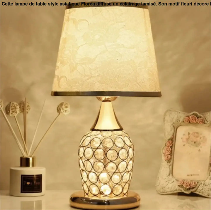 Lampe de chevet gold-toned cristalline avec abat-jour crème à motif floral design élégant attire l’œil