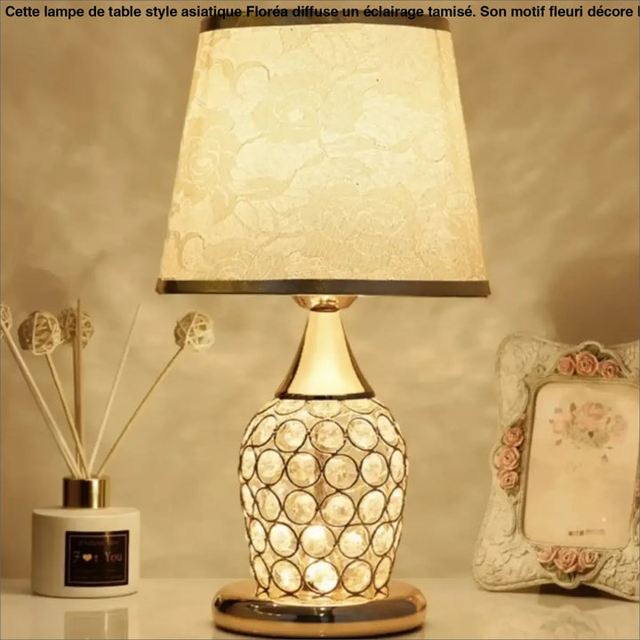 Lampe de chevet charlie avec abat-jour en tissu crème à motif floral et base dorée cristalline au design élégant qui attire lœil