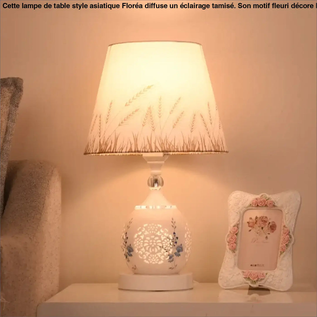 Lampe de chevet charlie en céramique blanche avec découpe florale et géométrique design élégant attire l’œil