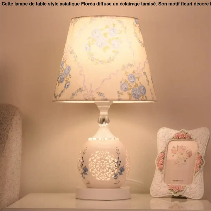 Lampe de chevet cristalline en céramique blanche avec motif floral bleu délicat et abat-jour pastel au design élégant qui attire lœil