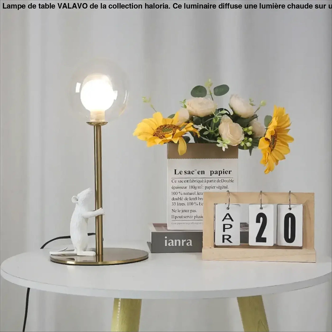 Lampe de table valavo en fer type avec abat-jour en laiton minimaliste et souris en ceramique blanche sur base