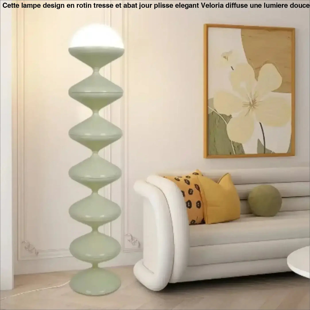 Lampadaire moderne mousha avec design unique de disques vert clair empilés et éclairage élégant à globe blanc lumineux