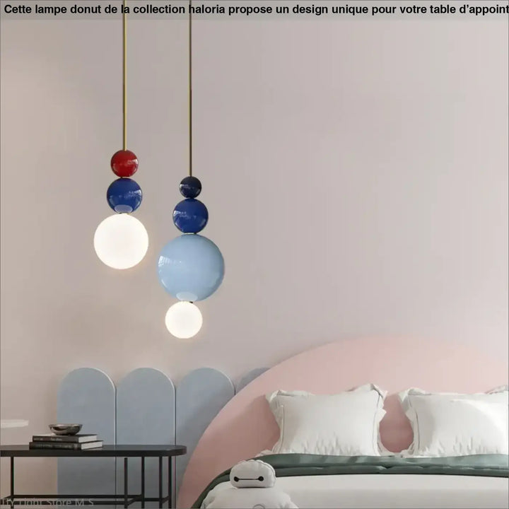 Suspension luminaire moderne resinia avec abat-jour en verre sphérique empilé rouge bleu et blanc plus qu’un design élégant